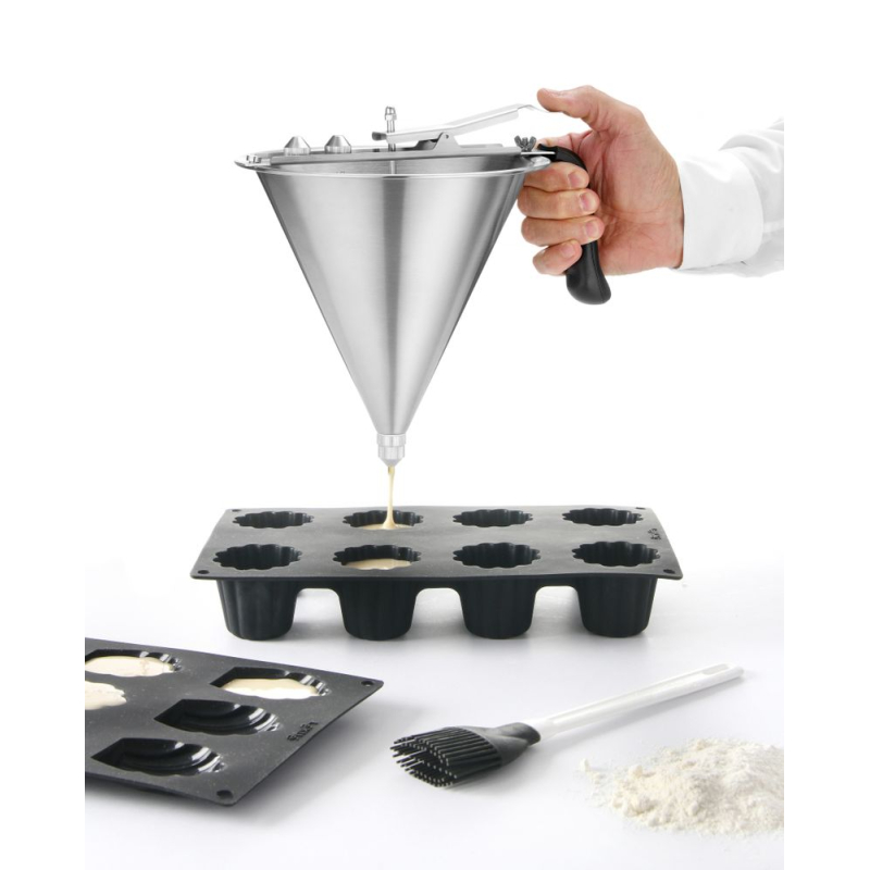 Entonnoir de dosage professionnel 1,5L avec support et 3 douilles pour sauces et d&eacute;coration - Hendi