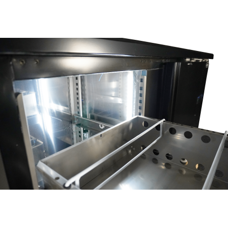 Arri&egrave;re bar r&eacute;frig&eacute;r&eacute;e noir 3 portes et 2 tiroirs *transport sur demande* - Combisteel - 7450.0326