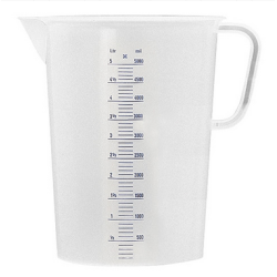 Plastic maat, gegradueerd. Hij is geschikt voor een inhoud van 500 ml