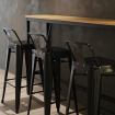 Tabourets hauts en acier noir avec dossier Bolero Bistro (lot de 4)