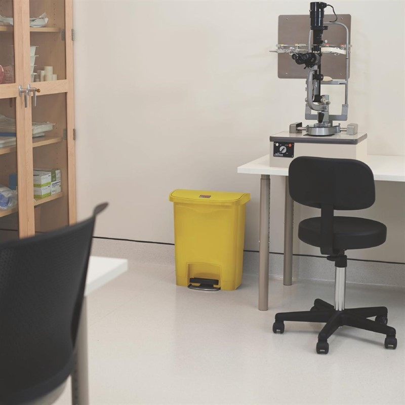 Poubelle &agrave; p&eacute;dale frontale large Slim Jim Step-On Rubbermaid jaune 30L