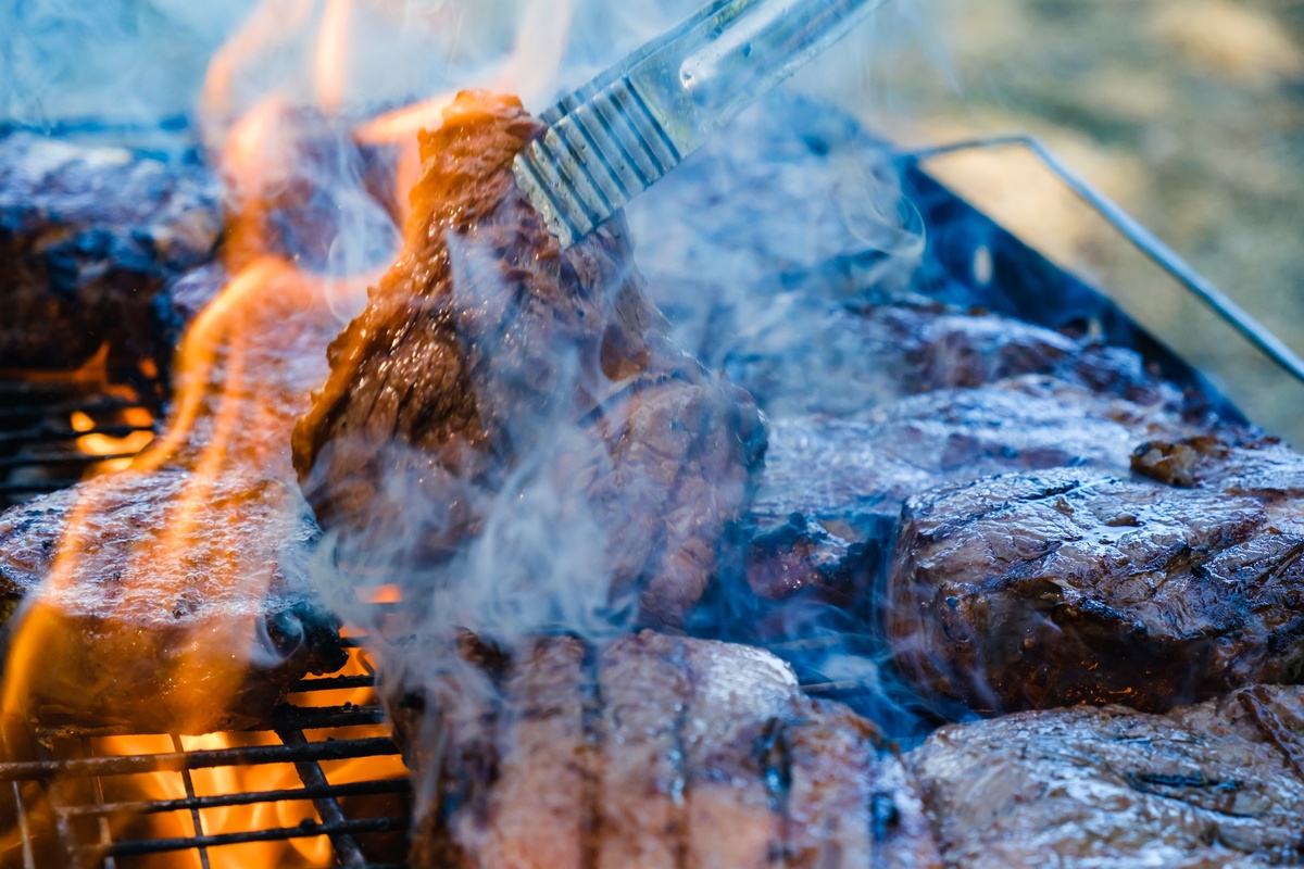 Peut-on mettre du bois dans un barbecue &agrave; charbon ?